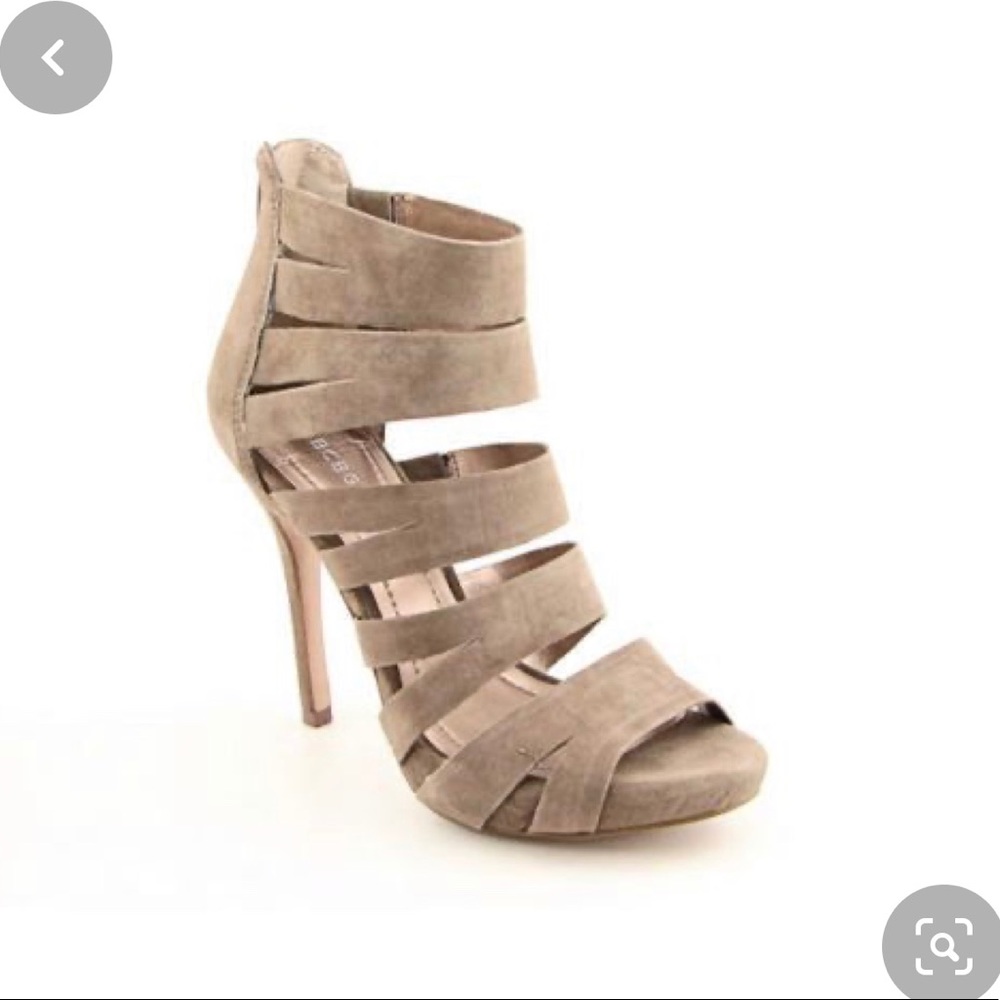 🛍BCBG STRAPPY NUDE HEELS